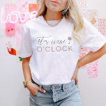 フランカワインオクロックバチェロレッテグループ Tシャツ<br><div class="desc">このTシャツはことわざ「ワインの時」と一緒に可愛い赤面ピンクのフォントを備えている。このティーペアは、おもしろいと粘着性のワインをテーマにしたバチェロレッテのための調整「Vino before vows」ブライダルティーと完璧に。</div>
