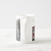 フランクはボルティモアのデリカテッセン-マグで食べます ボーンチャイナマグカップ (裏面)