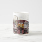 フランクはボルティモアのデリカテッセン-マグで食べます ボーンチャイナマグカップ (正面)