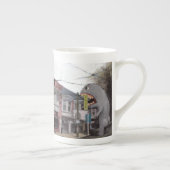 フランクはボルティモアのデリカテッセン-マグで食べます ボーンチャイナマグカップ (右)