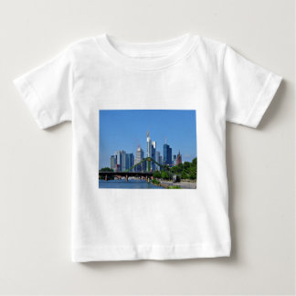 フランクフルトスカイライン ベビーTシャツ