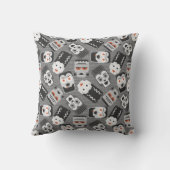 フランケンシュタインと不気味な友人 – 黒、白と クッション (裏面)