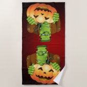 フランケンシュタイン・モンスターマンガとカボチャ ビーチタオル (正面)