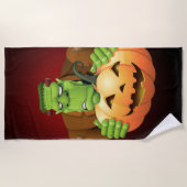 フランケンシュタイン・モンスターマンガとカボチャ ビーチタオル (正面)