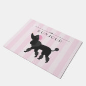 フランスのなプードルが付いているシックなパリのピンクのストライプ ドアマット (アングル)