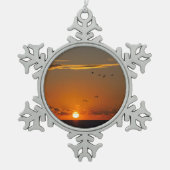 フランスのカイユースシュルメールでの夕日 スノーフレークピューターオーナメント (正面)