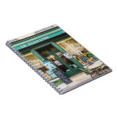 フランスのカフェ:ベルサイユの居心地の良いシーン。 ノートブック (右側)