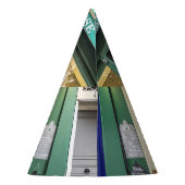 フランスのカフェ:ベルサイユの居心地の良いシーン。 パーティーハット (裏面)