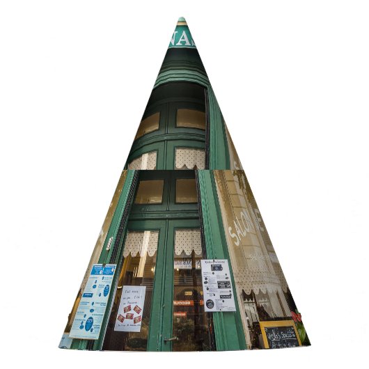フランスのカフェ:ベルサイユの居心地の良いシーン。 パーティーハット (正面)