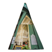 フランスのカフェ:ベルサイユの居心地の良いシーン。 パーティーハット (右)