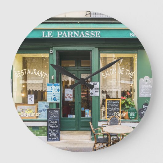フランスのカフェ：ベルサイユの居心地の良いシーン。 ラージ壁時計 (正面)