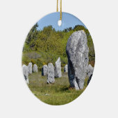 フランスのカルナックでの石の立ち セラミックオーナメント (右)