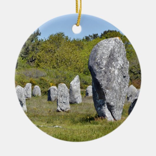 フランスのカルナックでの石の立ち セラミックオーナメント (正面)