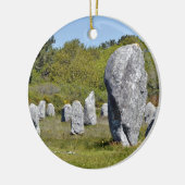 フランスのカルナックでの石の立ち セラミックオーナメント (左)