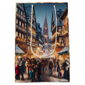 フランスのクリスマスマーケット、ストラスブールの人々 ミディアムペーパーバッグ (裏面)