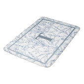 フランスのコテージブルーホワイトフローラモノグラム バスマット (アングル)