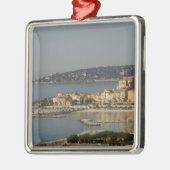 フランスのコートダジュール州メントン。 メタルオーナメント (左)