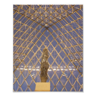 フランスのパリのルーヴル美術館のピラミッドの内側 フォトプリント           