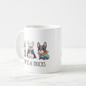 フランスのブルドッグのハロウィーンのトリート&トリック コーヒーマグカップ (正面左)