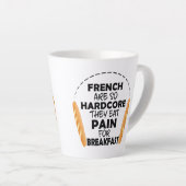 フランスの人食べのパンの痛みおもしろい カフェラテマグ (右アングル)