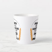 フランスの人食べのパンの痛みおもしろい カフェラテマグ (正面)