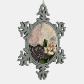 フランス語はヴィンテージのレースのビクトリアンな白いバラの台本を書きます スノーフレークピューターオーナメント (左)