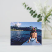 フランス領ポリネシア、モレア。美しい景色を楽しむ女性 ポストカード (スタンド正面)