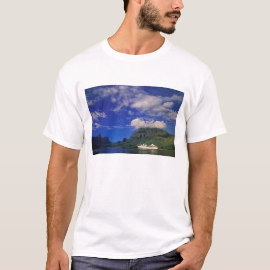 フランス領ポリネシア、モーレア島。クック湾。クルーズ船3 Tシャツ (正面)