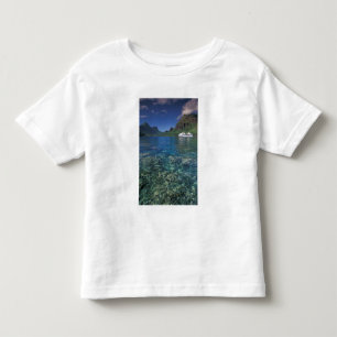 フランス領ポリネシア、モーレア島。クック湾。クルーズ船 トドラーTシャツ
