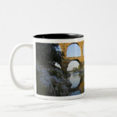 フランス、アヴィニョン。ザポントデュガードローマ水道 ツートーンマグカップ (左)