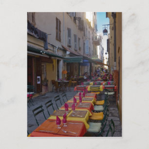 フランス、コルシカ島。狭い路地にカフェのテーブルが並ぶ ポストカード