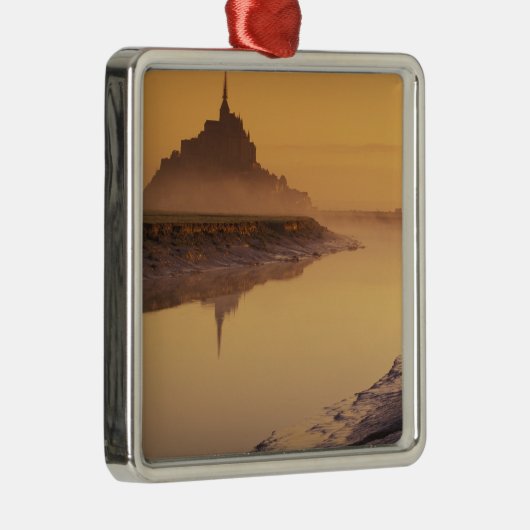 フランス、ノルマンディモンセントミシェル。朝の光 メタルオーナメント (右)