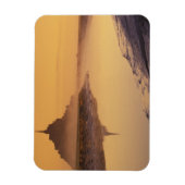 フランス、ノルマンディー・モンテ・ミシェル。モーニングライト マグネット (縦)