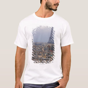 フランス、パリのエッフェル塔との都市景観 Tシャツ