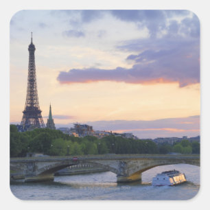 フランス、パリの川セーヌ河、エッフェルの旅行のボート スクエアシール