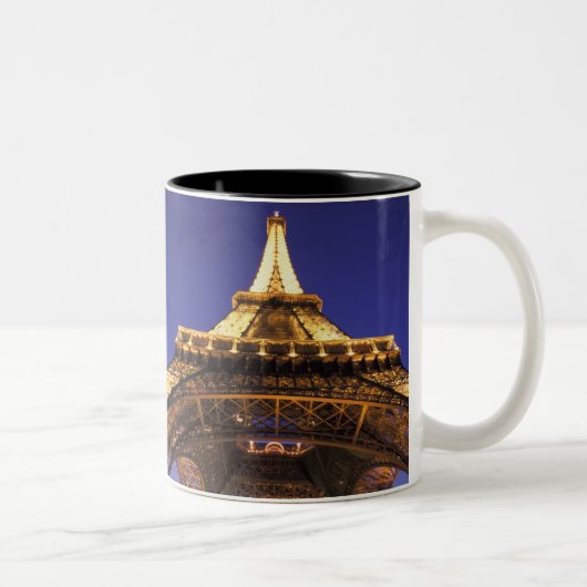 フランス、パリエッフェル塔、夜景 ツートーンマグカップ (右)