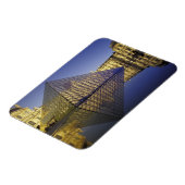 フランス、パリ反射、ピラミッド。ザルーヴル マグネット (左側)