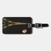 フランス、パリ。エッフェルタワーと夜 ラゲッジタグ (正面横)