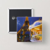 フランス、パリ。エッフェル塔が夕暮れの霧と 缶バッジ (正面&裏面)