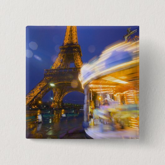 フランス、パリ。エッフェル塔が夕暮れの霧と 缶バッジ (正面)