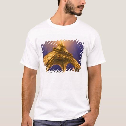 フランス パリ エッフェル塔のふもとから上を見る Tシャツ (正面)