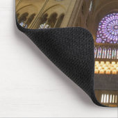 フランス、パリ。ノートルダム大聖堂のインテリア。 マウスパッド (コーナー)