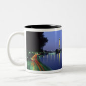 フランス、パリ、フロント·デュ·セーヌ·アンド·エッフェル·タワー ツートーンマグカップ (左)