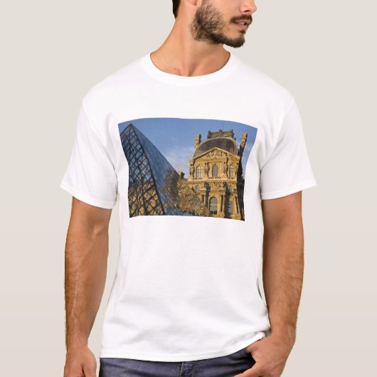 フランス パリ ルーブル美術館とピラミッド Tシャツ (正面)