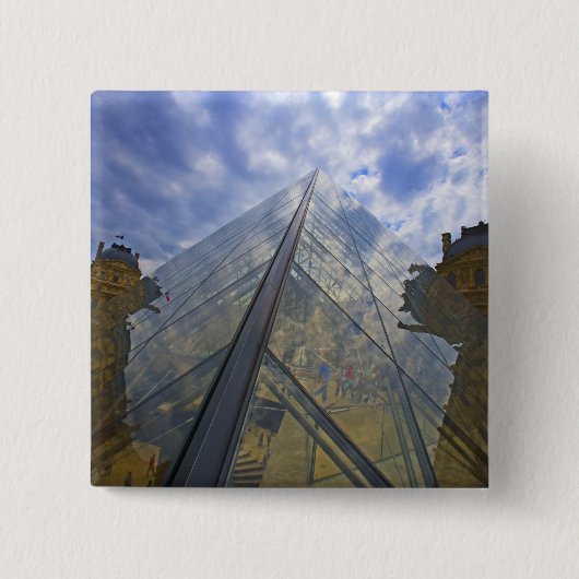 フランス、パリ。ルーブル美術館に映る雲 缶バッジ (正面)