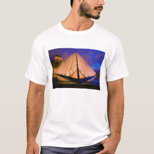 フランス パリ ルーブル美術館のたそがれ時 2 Tシャツ