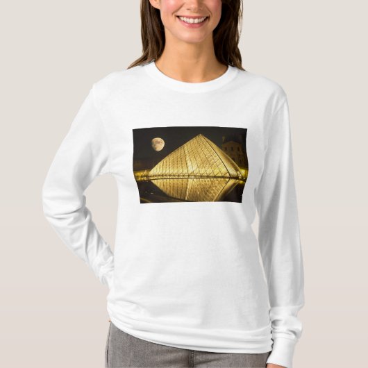 フランス, パリ, ルーブル美術館, 夜間 Tシャツ (正面)