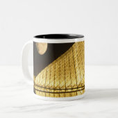 フランス、パリ、ルーブル美術館、夜 ツートーンマグカップ (正面左)