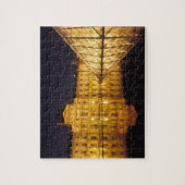 フランス、パリ、ルーヴルの夜の博物館。 ジグソーパズル (縦)