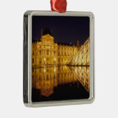 フランス、パリ、ルーヴルの夜の博物館。 メタルオーナメント (右)